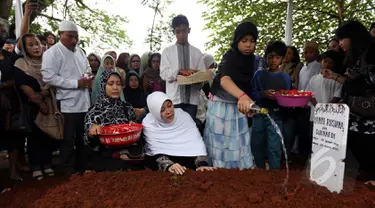 Tangis keluarga, kerabat, dan sahabat mengiringi pemakaman jenazah penyanyi Yanni Rusiana Djunaedi (51) atau Yanni "Libels" di TPU Tanah Kusir, Jakarta, Kamis (26/3/2015).  (Liputan6.com/Panji Diksana)