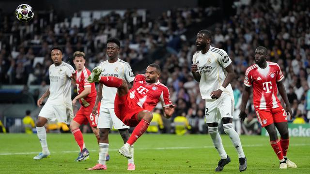 Pemain Bayern Munchen Jonathan Tah (tengah), pemain Real Madrid Antonio Rudiger (kanan), dan pemain Real Madrid Vinicius Junior