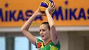 Alaina Bergsma, mengumpan bola saat berlatih bersama tim putri Gresik Petrokimia di Gor Ken Arok, Malang, Sabtu (20/2/2016). (Bola.com / Nicklas Hanoatubun)