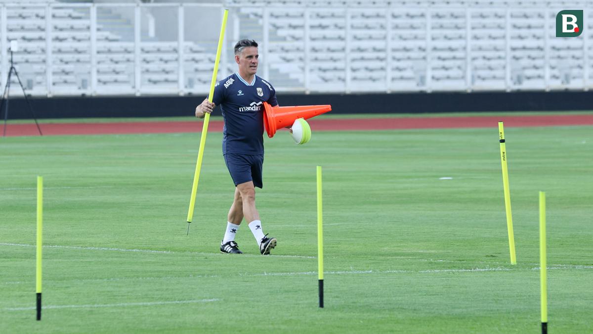 Foto: Sibuknya John Herdman Menyiapkan Perlengkapan Latihan Timnas Indonesia