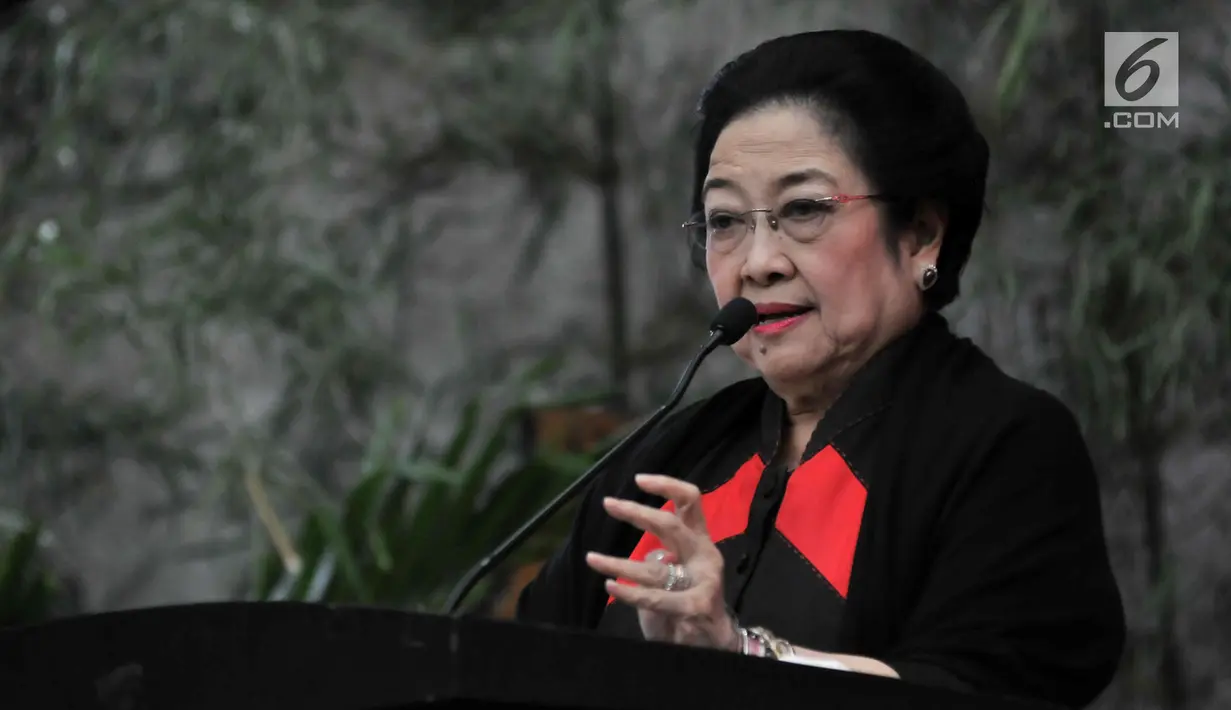 Ketum PDIP Megawati Soekarnoputri memberi sambutan saat peluncuran Atribut Milenial di Kantor DPP PDIP, Jakarta, Kamis (20/9). Peluncuran Atribut Milenial untuk kampanye Pemilu 2019 ini diperagakan langsung oleh para kader. (Merdeka.com/Iqbal S. Nugroho)