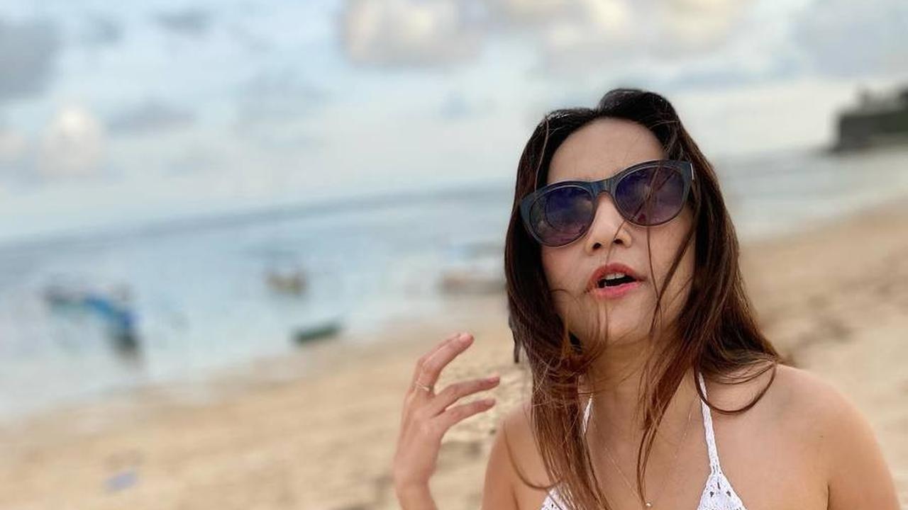 Salah satu momen menarik di unggahan IG-nya adalah saat dirinya bersantai di pantai, menampilkan sisi santai dan ceria dari kehidupannya.<br><br>