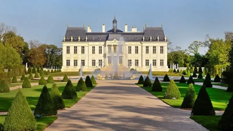 Chateau Louis XIV, sebuah istana di Prancis yang dimiliki oleh Pangeran Mohammed bin Salman