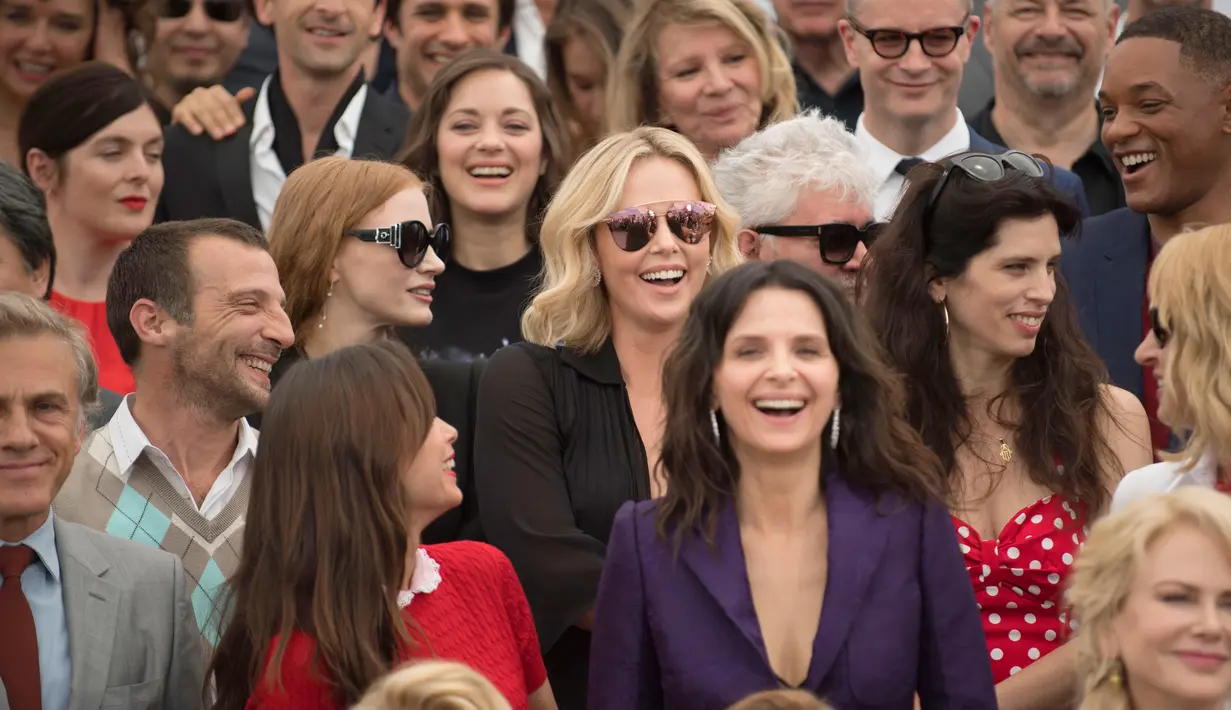 Para pemain film dan sutradara berpose bersama saat menghadiri Festival Film Cannes ke-70 di Perancis, Selasa (23/5). Festival Film Cannes adalah salah satu festival film paling bergengsi di dunia. (Arthur Mola/Invision/AP)