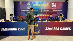 Suasana stan registrasi ID card peliputan SEA Games 2023 Kamboja di Bandara Internasional Phnom Penh, Kamboja, pada Jumat (28/4/2023). Proses registrasi berupa penempelan hologram untuk kontingen dan wartawan. (Bola.com/Abdul Aziz)