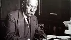 Tapi tidak ada yang mengetahui bahwa tokoh Sherlock Holmes terinspirasi dari tokoh nyata. Orang itu adalah Joseph Bell, yang merupakan dosen dari Sir Arthur Conan Doyle, si pengarang Sherlock Holmes.