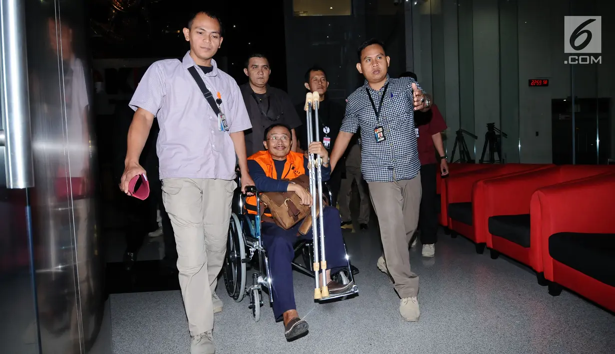 Kepala Dinas PUPR Pemkab Batubara, Helman Herdadi saat dibawa petugas usai pemeriksaan di Gedung KPK, Jakarta, Kamis (14/9). Helman diduga menerima suap berkaitan dengan pembangunan infrastruktur TA 2017. (Liputan6.com/Helmi Fithriansyah)