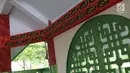 Perpaduan kaligrafi arab dan tiongkok di Musala Babah Alun AGP di Jalan Pasir Putih, Pademangan, Jakarta, Rabu (6/2). Musala yang berdiri di kolong Tol Ir. Wiyoto Wiyono ini memiliki mengusung gaya arsitektur Tiongkok. (Liputan6.com/Helmi Fithriansyah)