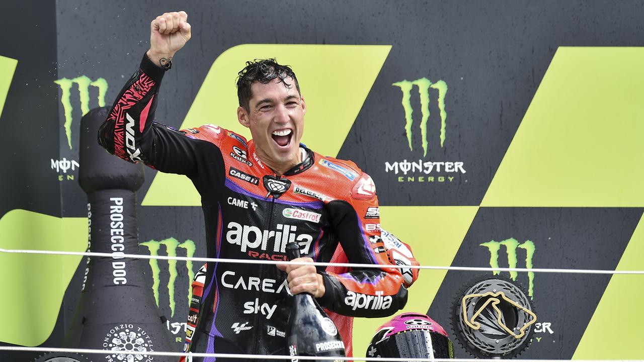 Foto: Duel Sengit Nan Seru di MotoGP Inggris, Aleix Espargaro Salip Pecco Bagnaia di Lap Akhir