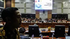 Suasana RDP Komisi III DPR dengan KPK di Kompleks Parlemen Senayan, Jakarta, Senin (23/7). Rapat membahas Program dan Anggaran KPK, dalam kesempatan itu Anggota Komisi III menyinggung Jual-Beli Fasilitas di Lapas Sukamiskin. (Liputan6.com/Johan Tallo)