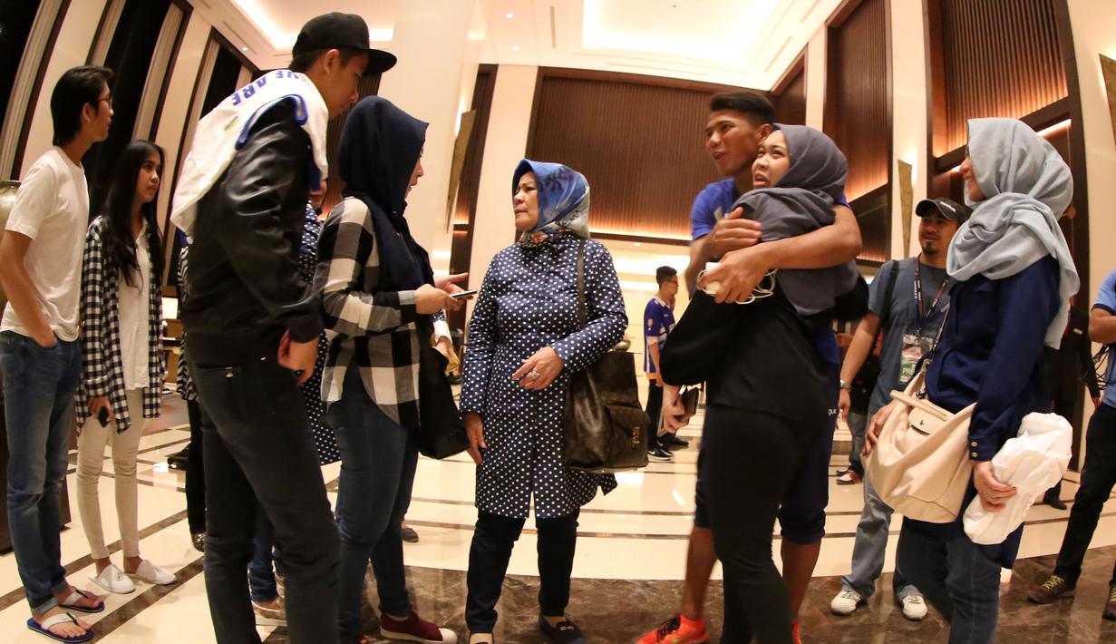 Pemain Persib, Ahmad Jufriyanto, disambut keluarganya saat tiba di hotel setelah final Piala Presiden 2015 di Stadion Utama Gelora Bung Karno, Jakarta, Minggu (18/10/2015). (Bola.com/Nick Hanoatubun)