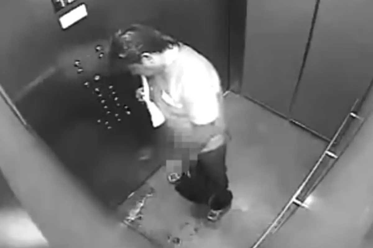 [Bintang] Sebelum Antar Makanan ke Pelanggan, Kurir Ini Kencing di Lift!