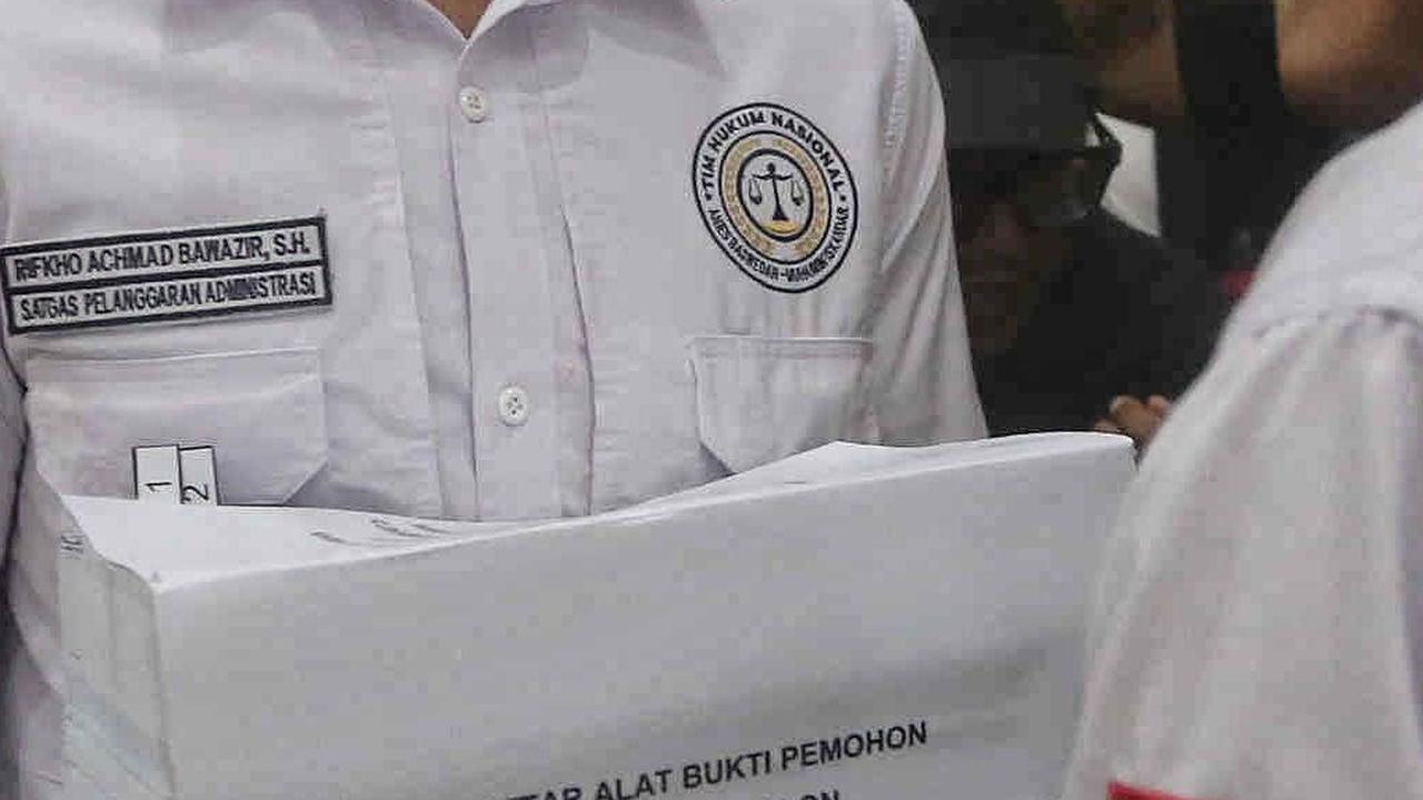 FOTO: Gugat Hasil Pilpres 2024 ke MK, Tim Hukum AMIN Bawa Setumpuk Dokumen Kecurangan Pemilu