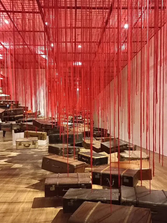 Instalasi Benang Simbol Koneksi yang Menggetarkan Jiwa Karya Chiharu Shiota di Museum MACAN