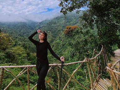 Pemain sinetron Buku Harian Seorang Istri, Asha Maria Assuncao merupakan aktris yang namanya mulai populer sejak tahun 2021, kemarin. Bermain sintron di SCTV ternyata membuat kariernya di dunia hiburan jadi naik daun. (Liputan6.com/IG/@asha.assuncao)