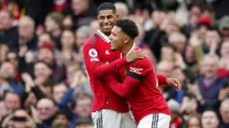 Pemain Manchester United, Marcus Rashford merayakan gol bersama Jadon Sancho setelah mencetak gol ke gawang Leicester City pada laga Liga Inggris di Stadion Old Trafford, Minggu (19/2/2023). Kemenangan ini membuat MU mengumpulkan 49 poin atau hanya tertinggal tiga angka dari Man City yang ada di peringkat ke-2. (AP Photo/Dave Thompson)