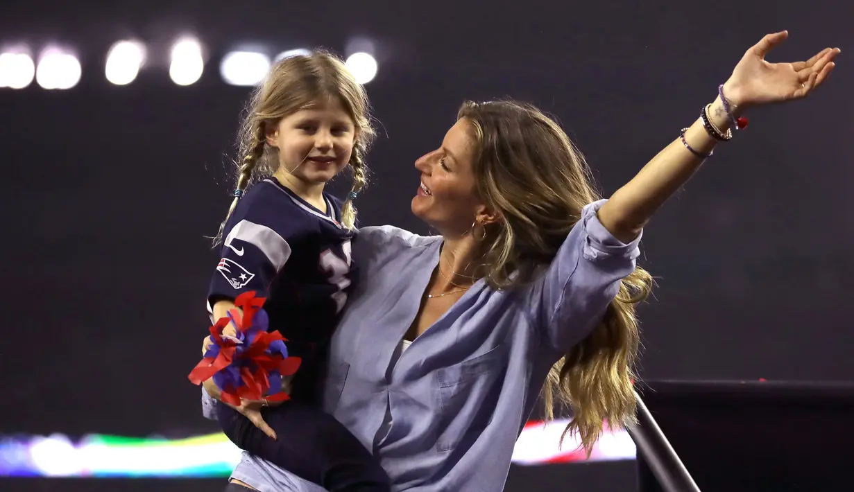 Gisele Bundchen dan putrinya Vivian Brady merayakan kemenangan usai pertandingan antara Falcons Atlanta dan New England Patriots di Super Bowl LI di Stadion NRG, Houston, AS (5/2). New England Patriots menang34-28. (Ronald Martinez / Getty Images / AFP)
