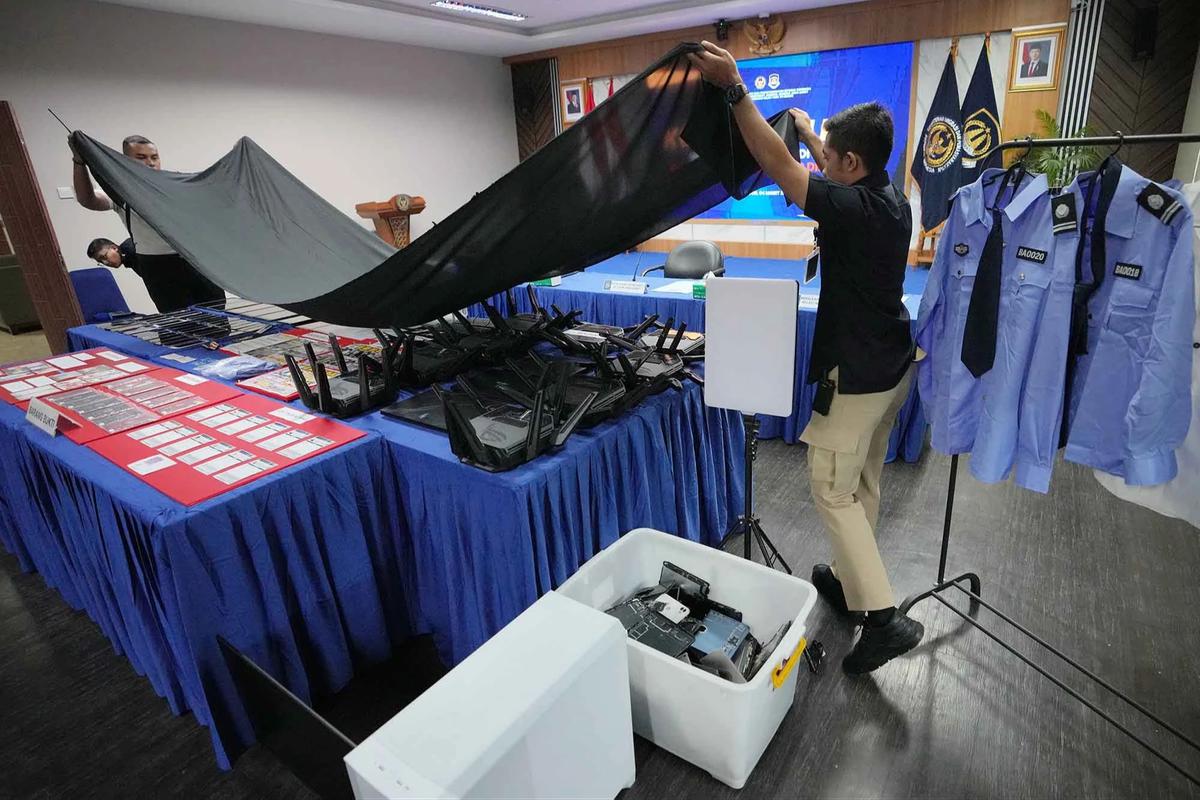 FOTO: Imigrasi Bogor Bongkar Sindikat Penipuan Online Warga Jepang di Sentul