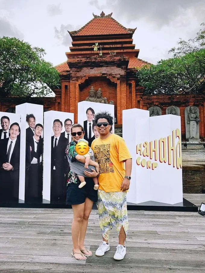 Indah Permatasari dan Arie Kriting sengaja menutupi wajah sang anak