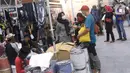 Pengunjung memadati salah satu stand produk kegiatan luar ruang pada Indonesia Outdoor Festival (Indofest) 2020 di JCC Senayan, Kamis (12/3/2020). Pameran hingga 15 Maret 2020 itu menampilkan berbagai macam produk kegiatan luar ruang dengan berbagai merek dengan diskon. (Liputan6.com/Angga Yuniar)