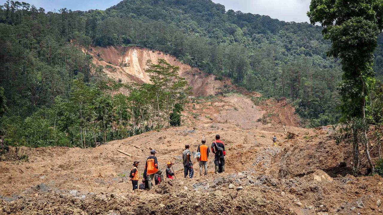 FOTO: Longsor Banjarnegara, Evakuasi Korban Terkendala Kondisi Tanah Masih Labil