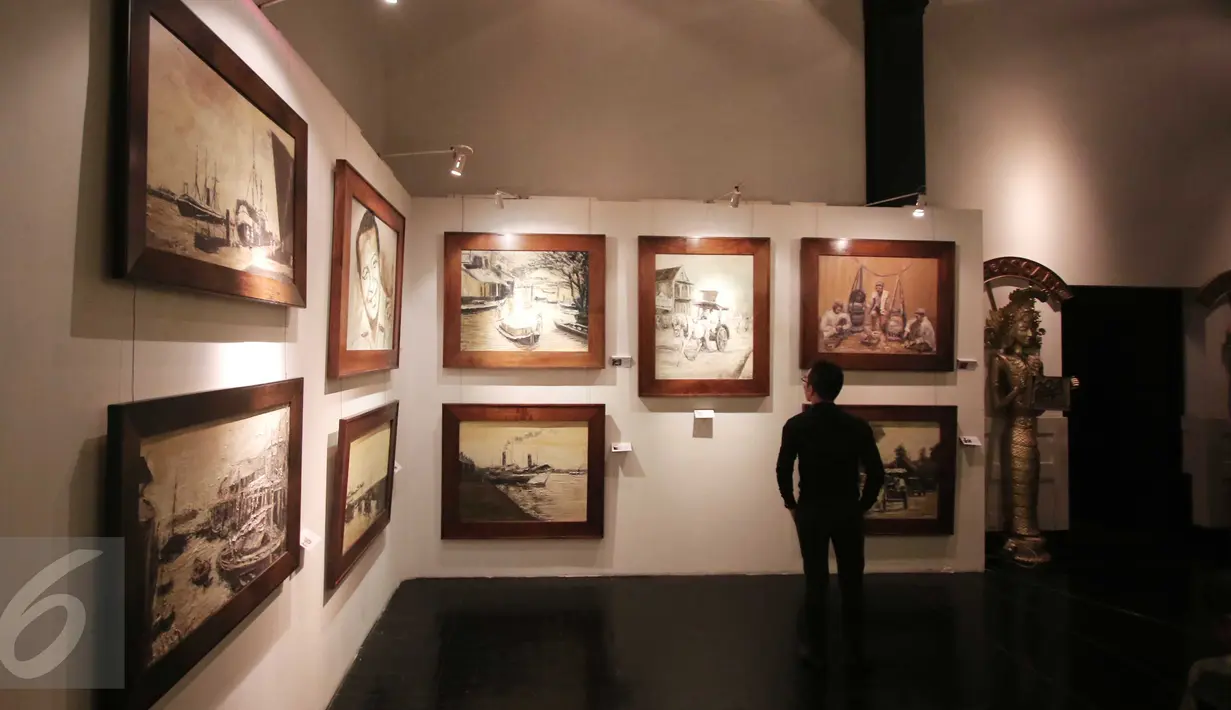 Pengunjung memperhatikan lukisan Soehib Toyaroja dalam pameran bertajuk The Spiritual Journey di Kunstkring Art Galeri, Jakarta, Selasa (15/3). Pameran tersebut dibuka oleh Ketua KEIN, Soetrisno Bachir. (Liputan6.com/Angga Yuniar)