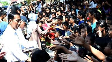 Jokowi Bagikan Sembako di Padang