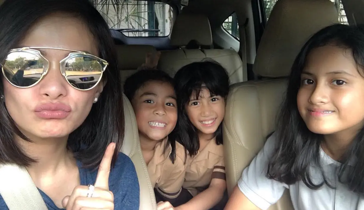 Menjadi ibu, sepertinya Ersa juga lah yang mengantar jemput buah hatinya ke sekolah dengan megendarai mobilnya sendiri.  (Instagram/ersamayori)