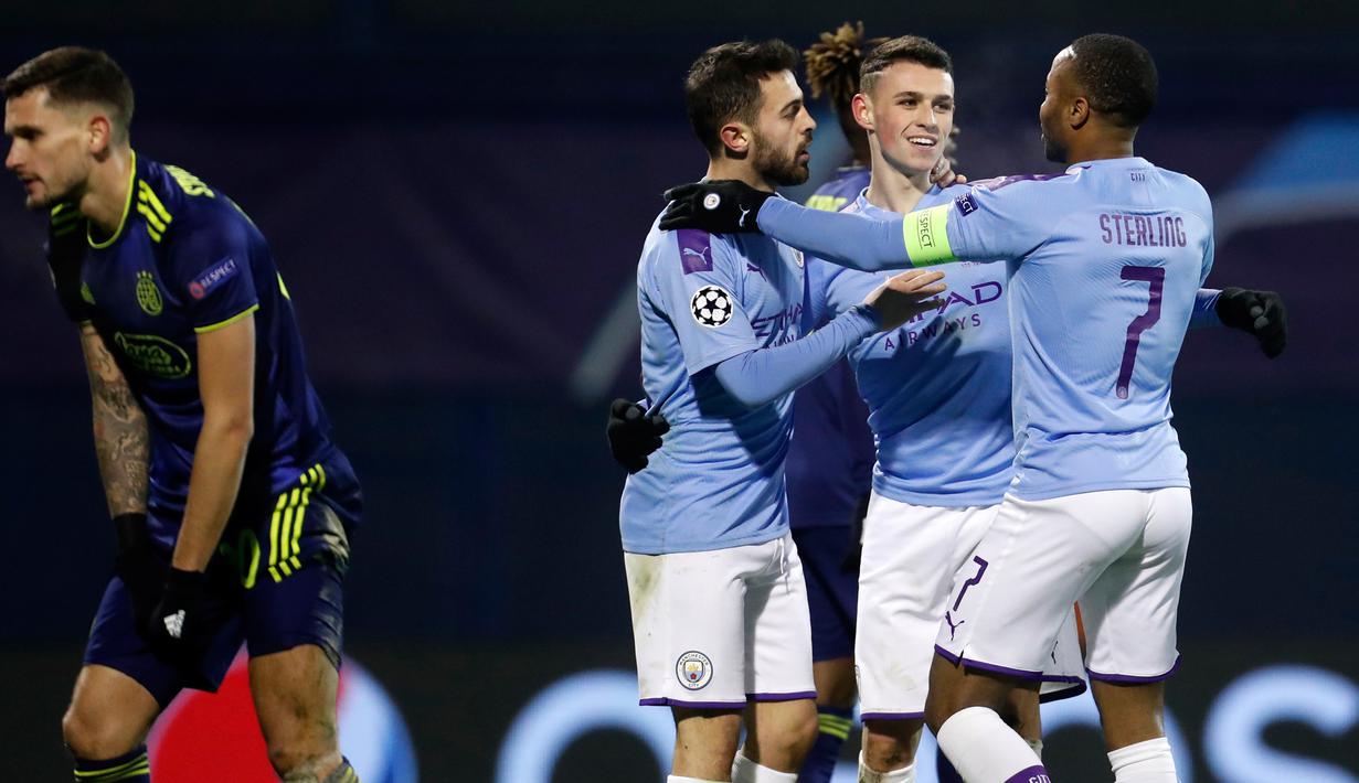 Pemain Manchester City Phil Foden (kedua kanan) merayakan dengan rekan satu timnya setelah mencetak gol ke gawang Dinamo Zagreb pada pertandingan Grup C Liga Champions di Stadion Maksimir, Zagreb, Kroasia, Rabu (11/12/2019). Manchester City menang 4-1. (AP Photo/Darko Bandic)