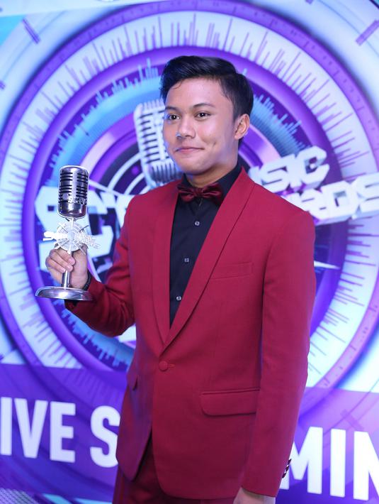 Rizky Febian menunjukkan kualitasnnya bermusik di belantika musik Indonesia. Terbukti, anak sulung komedian Sule ini didapuk menjadi Penyanyi Pendatan Baru Paling Ngetop versi SCTV Music Awards 2016. (Nurwahyunan/Bintang.com)
