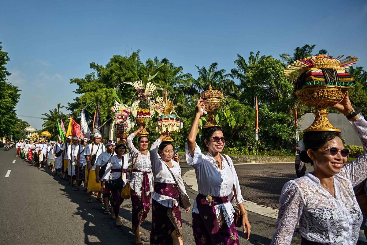FOTO: Umat Hindu Gelar Ritual Melasti di Pantai Kenjeran Surabaya