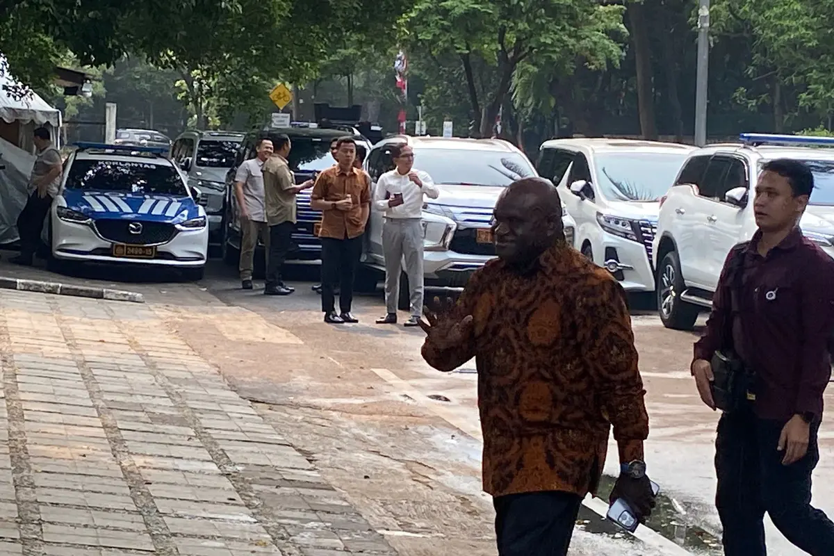Natalius Pigai hadir di Kertanegara saat Prabowo Subianto memanggil calon menteri di kabinet mendatang.