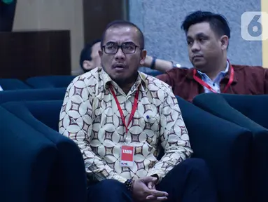 Komisioner KPU Hasyim Asy'ari menunggu untuk dimintai keterangan penyidik KPK di Gedung KPK, Jakarta, Jumat (24/1/2020). Hasyim Asy'ari diperiksa sebagai saksi untuk tersangka mantan Komisioner KPU Wahyu Setiawan terkait kasus dugaan suap penetapan anggota DPR. (merdeka.com/Dwi Narwoko)