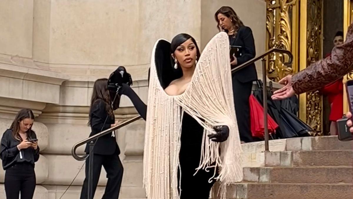 Momen Cardi B Bawa Burung Gagak Sebagai Aksesori ke Paris Couture Fashion Week