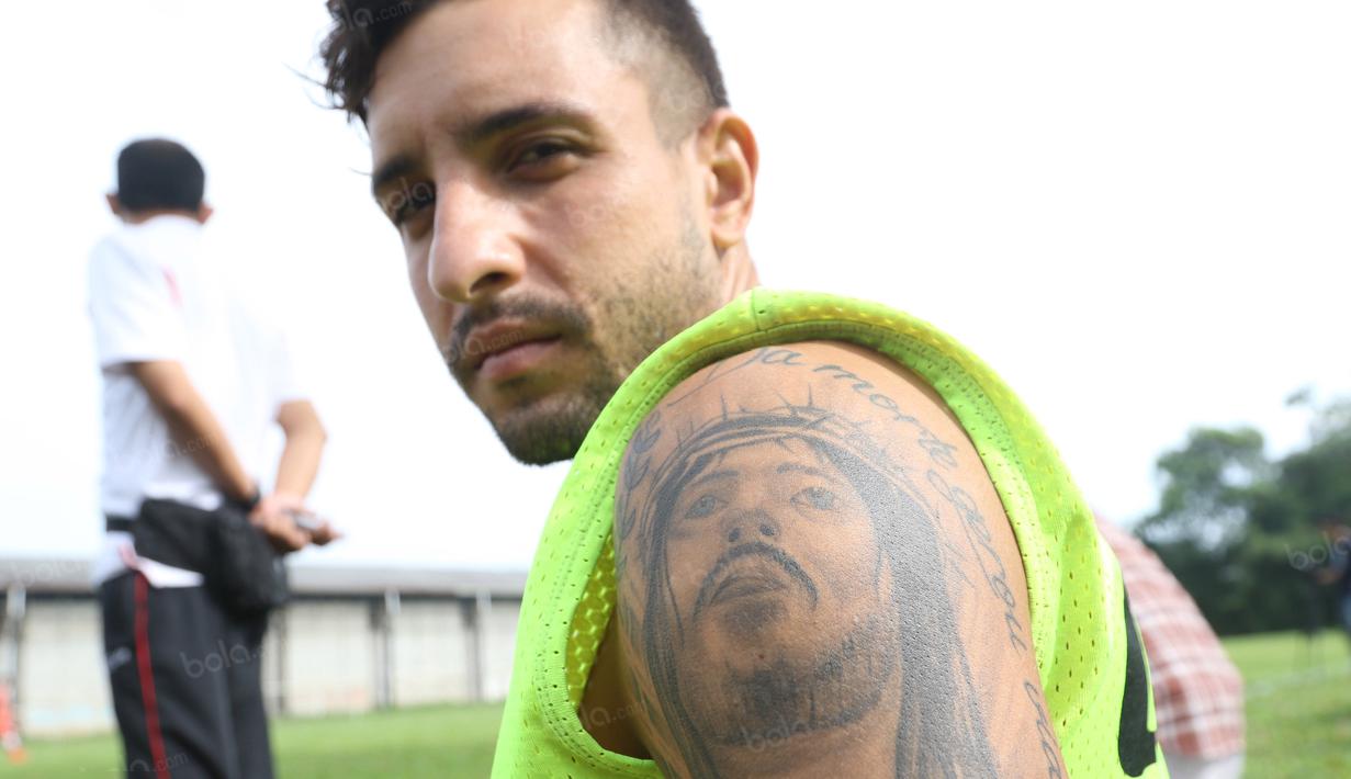 Pemain Persija Jakarta, Rafael Lima, tengah santai saat menunjukan tato pada laga uji coba melawan Villa 2000 di Lapangan POR Pelita Jaya, Sawangan, Sabtu (23/4/2016). (Bola.com/Nicklas Hanoatubun)