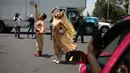 Balerina  atau penari balet menampilkan tarian balet saat lampu merah di tengah jalanan Mexico City, 28 Juli 2018. Para balerina dari sanggar Ardentia itu melakukan pertunjukan 58 detik sesuai durasi lampu lalu lintas Kota Meksiko. (AP/Emilio Espejel)