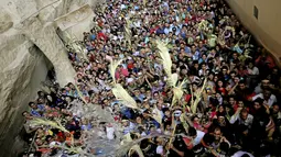 Ribuan kaum Kristen Koptik Ortodoks saat berebut air suci di Biara Samaan, gunung Mokattam, Kairo , Mesir , (24/4).Bangunan ini menjadi salah satu keajaiban yang ad di Mesir. (REUTERS / Amr Abdallah Dalsh)