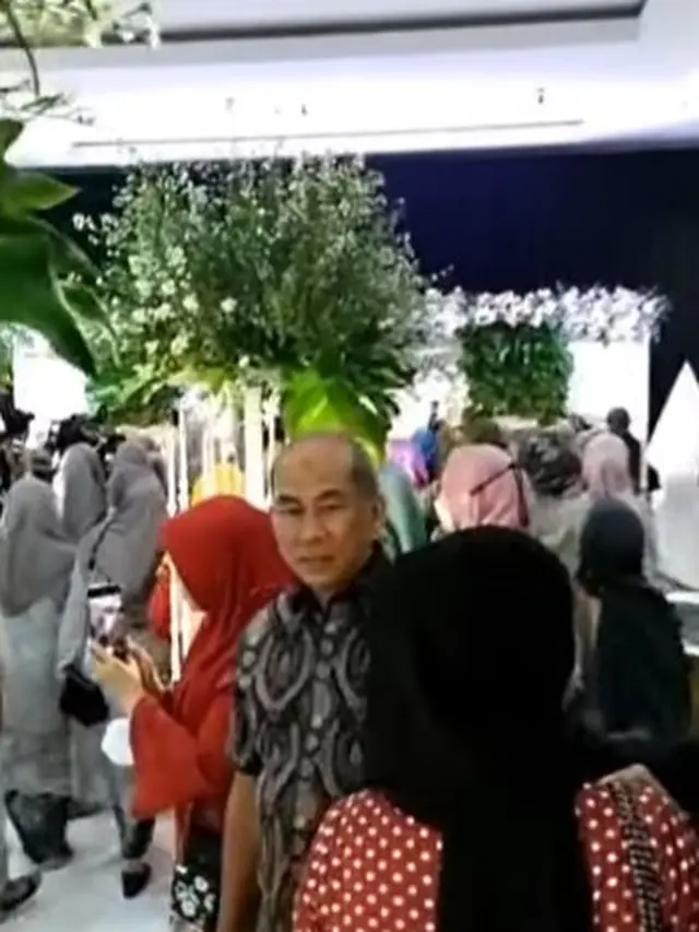 6 Momen Pernikahan Komedian Adul dan Wenty Eri, Digelar Meriah