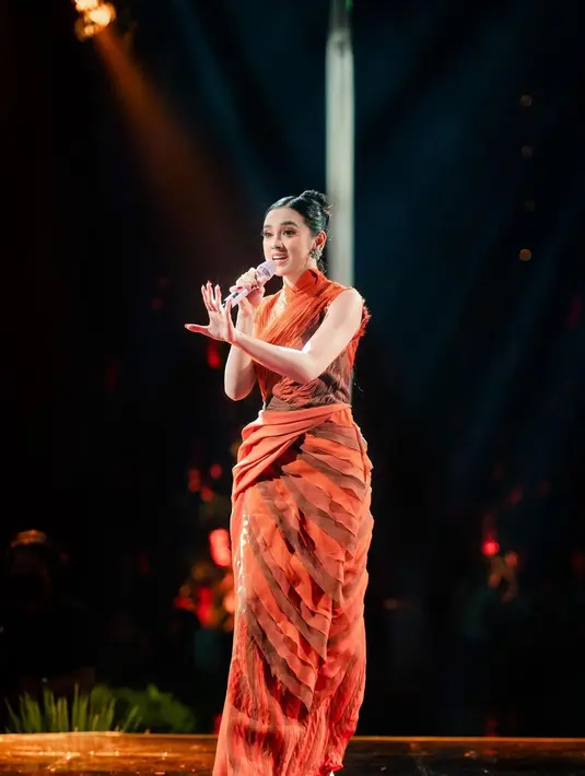 Gaun tersebut memiliki gaya cheongsam dengan detail lipatan origami [instagram/lyodraofficial]