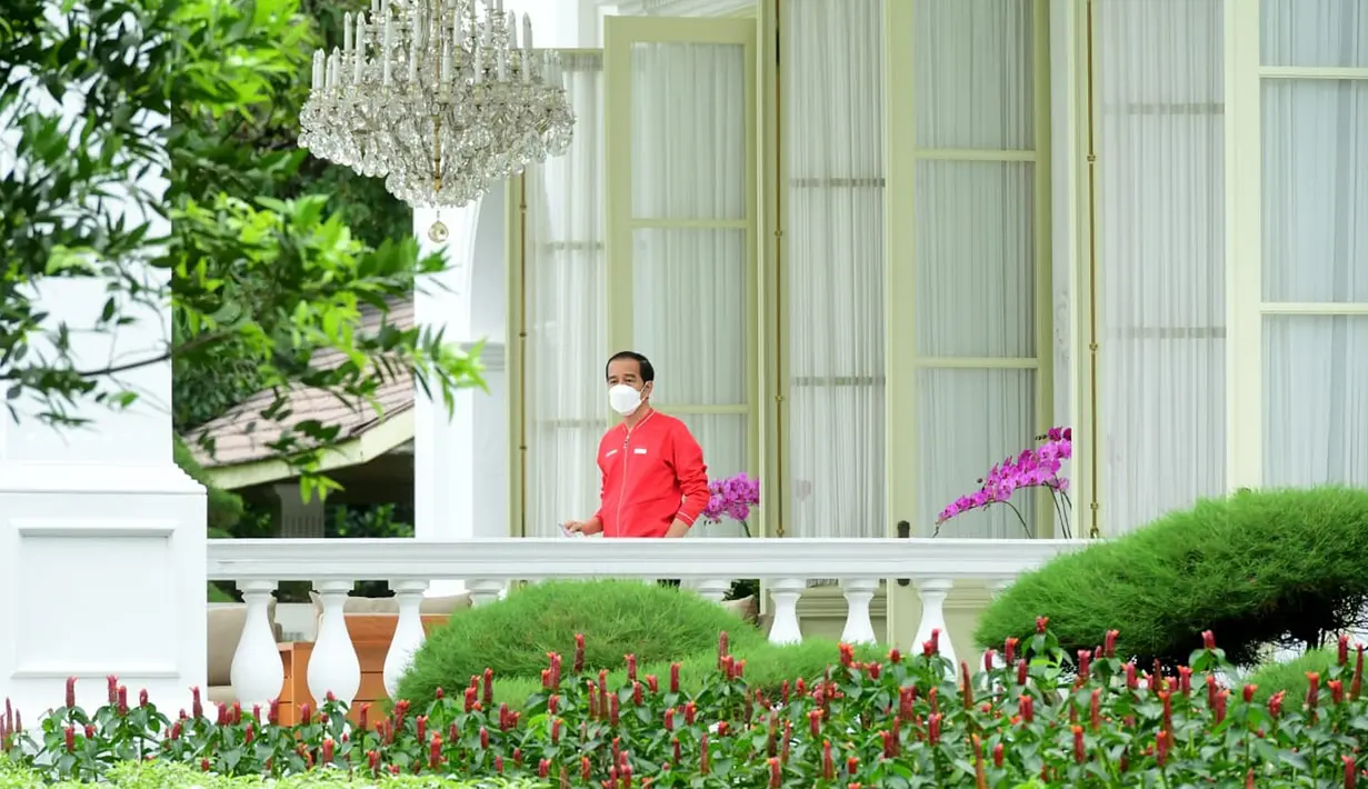 Presiden Joko Widodo keluar dari Istana Kepresidenan untuk menjalani vaksinasi COVID-19 dosis kedua, Jakarta, Rabu (27/1/2021). Seperti diketahui, Jokowi telah menerima suntikan vaksin dosis pertama di Istana Kepresidenan Jakarta, Rabu 13 Januari 2021. (Lukas/Biro Pers Sekretariat Presiden)