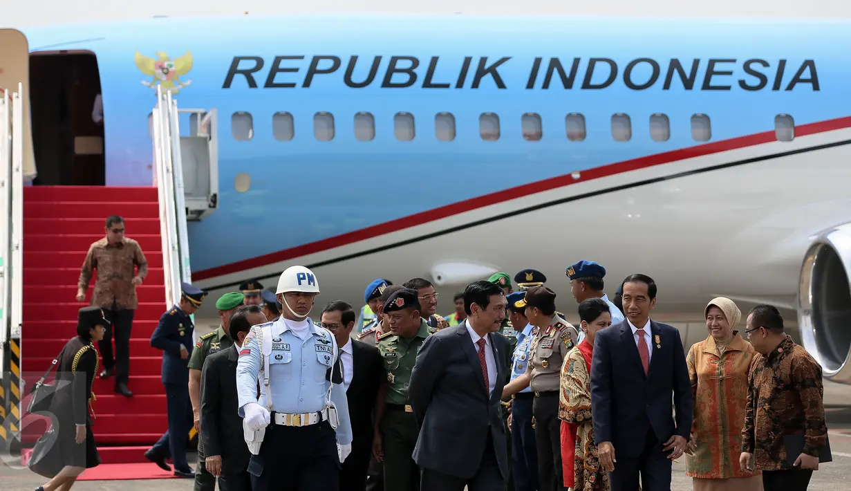 Presiden Jokowi  berbincang dengan Menkopolhukam Luhut B Panjaitan setibanya di Bandara Halim Perdanakusuma, Jakarta ,(2/12). Presiden dan rombongan tiba usai hadiri pertemuan pemimpin negara pada KTT perubahan iklim di Paris. (Liputan6.com/Faizal Fanani)