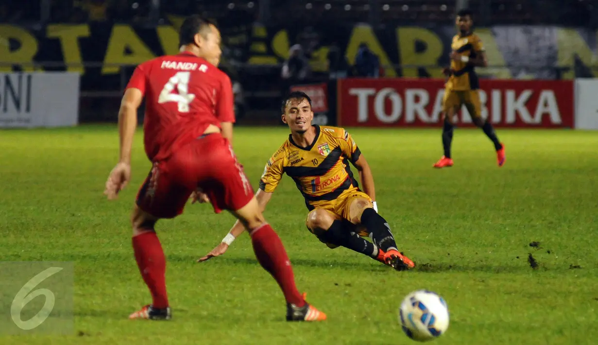 Penyerang Mitra Kukar, Rodrigo (tengah) terpeleset saat mencoba masuk kedalam pertahanan Semen Padang pada laga final Piala Jenderal Sudirman di Stadion GBK Jakarta, Minggu (24/1/2016). (Liputan6.com/Helmi Fithriansyah)