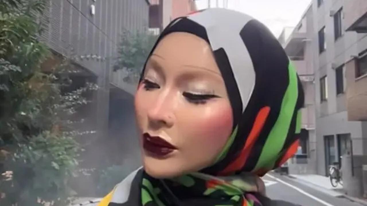 7 Potret Sarah Vi Pakai Makeup Porcelain, Tebalnya Bak Boneka Jepang