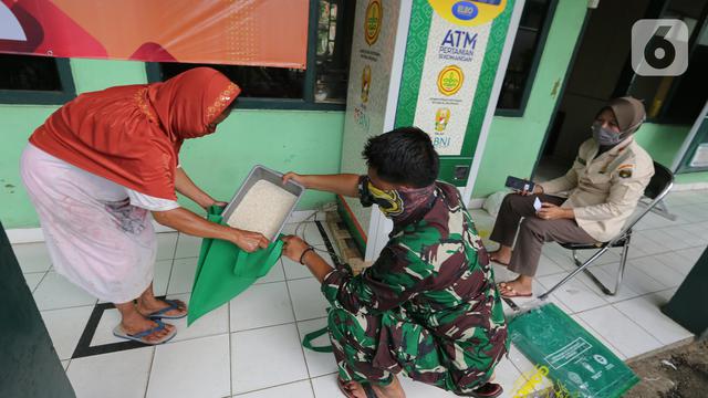 Masyarakat terdampak Covid-19 memperoleh bantuan 1,5 kg beras per orang melalui ATM Pertanian Si Komandan di Makodim 0506 Tangerang.