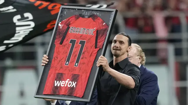Foto: Momen Haru Perpisahan Zlatan Ibrahimovic dengan AC Milan