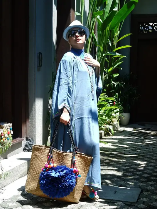 Melihat dari foto-foto di akun Instagramnya, Viona kerap tampil modis di setiap waktu berliburnya. Seperti yang satu ini, gayanya kece banget dengan nuansa outfit biru muda. (Instagram/viona_rosalina)