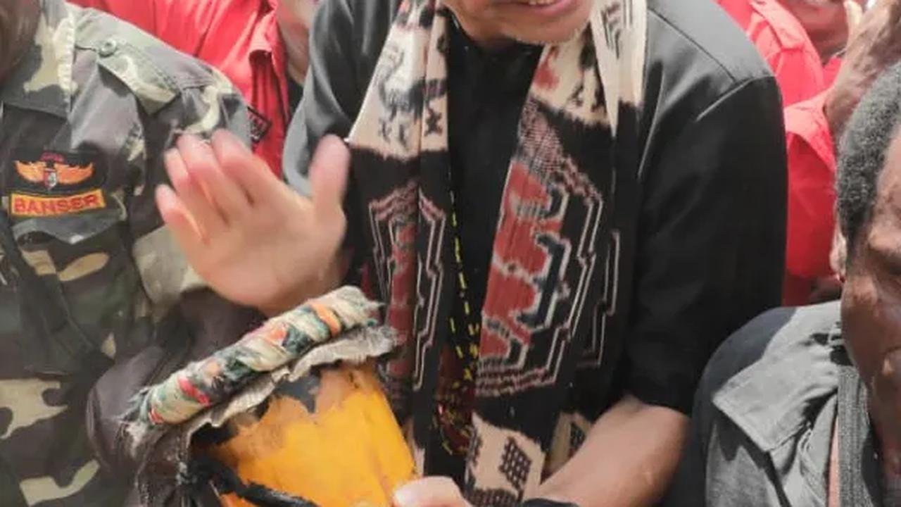 Momen Ganjar Menari Bersama Ribuan Masyarakat di Sorong Papua