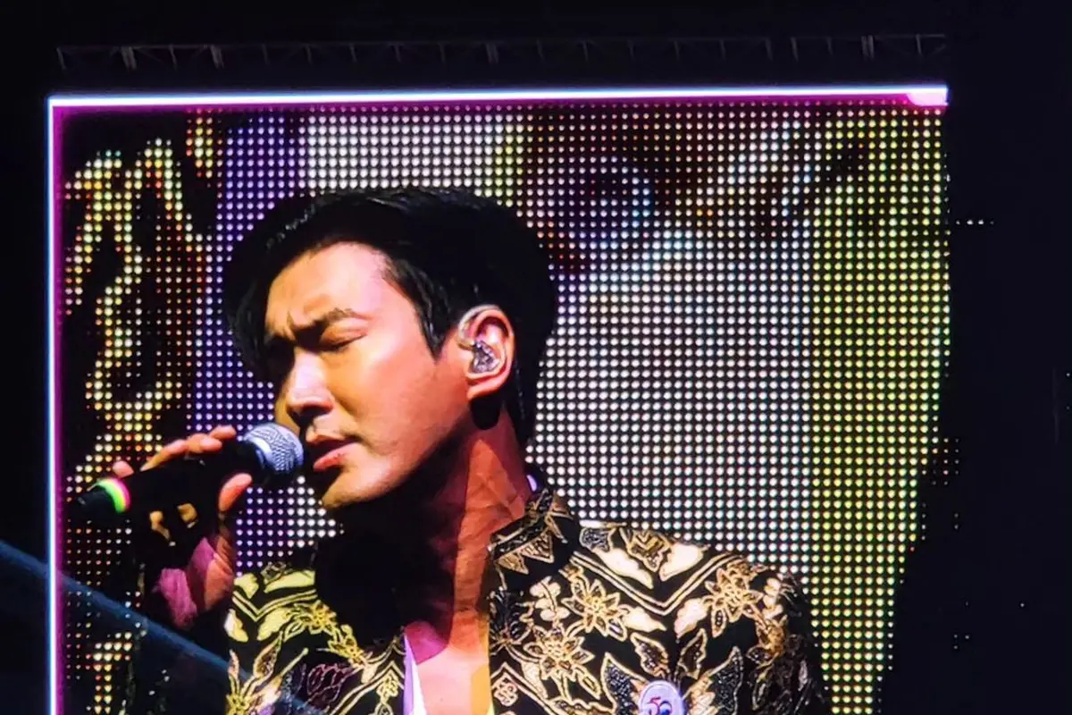 Gaya Melokal ‘Mas Agung’ Siwon Super Junior Pakai Batik Anne Avantie Saat Konser