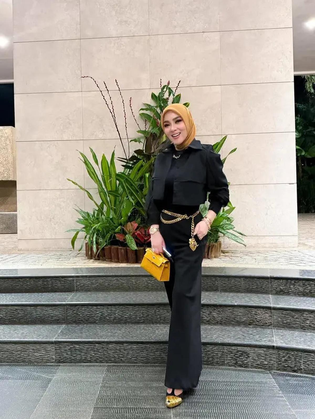 Gaya Syahrini Nonton Konser Cakra Khan di Singapura, Tampil Glamor dengan Sentuhan Emas