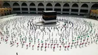 tawaf umroh dan haji jaga jarak selama periode COVID-19. (AP/Arsip)